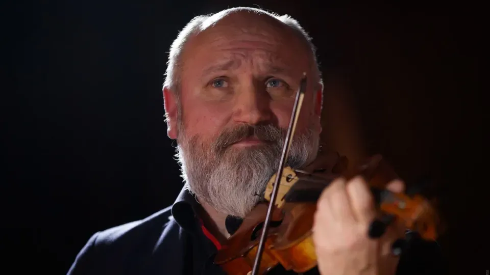 Violinist playing the violin 