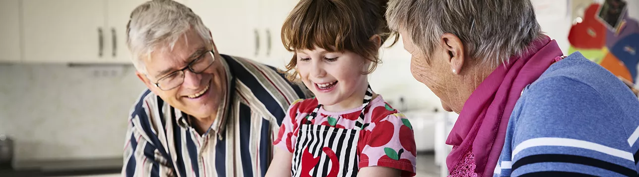 Children and adults are baking. Photo: Johan Bävman.