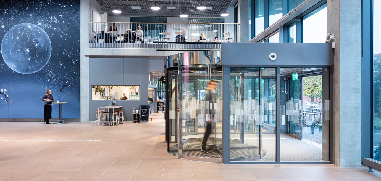 The main entrance of the Forum Medicum building.